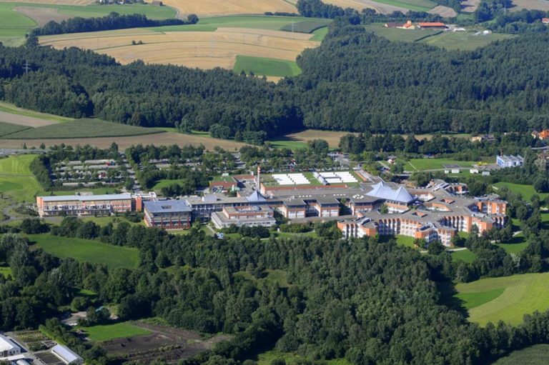 Luftbild des Klinikum Bayreuth mit Parkplatz im Hintergrund
